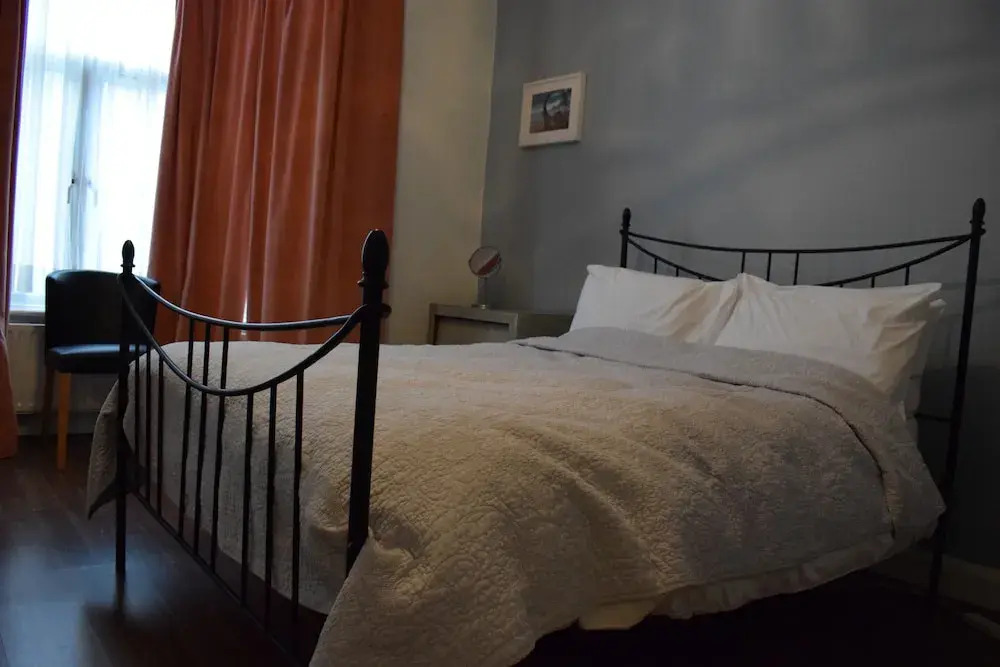 1 Bedroom Garden Flat in Zone 2
