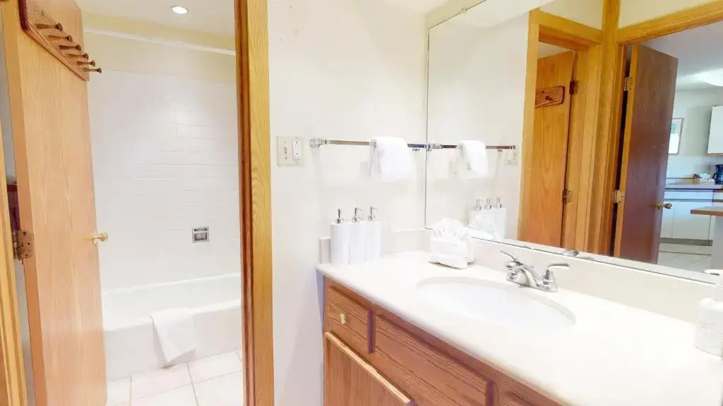 Laurelwood Condominiums Studio Deluxe Unit 107