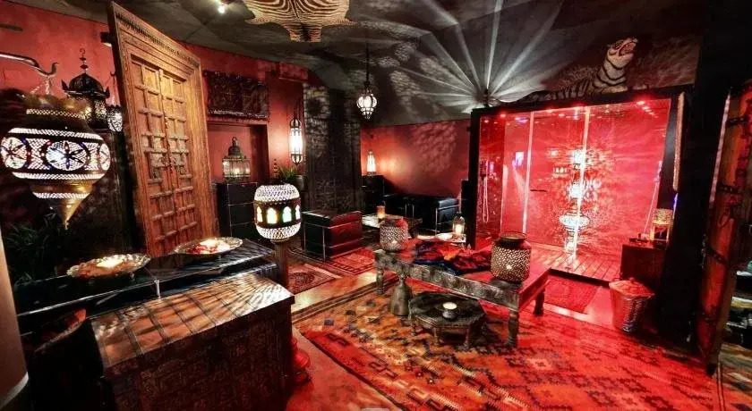 Bijou Hotel / Love and Romance