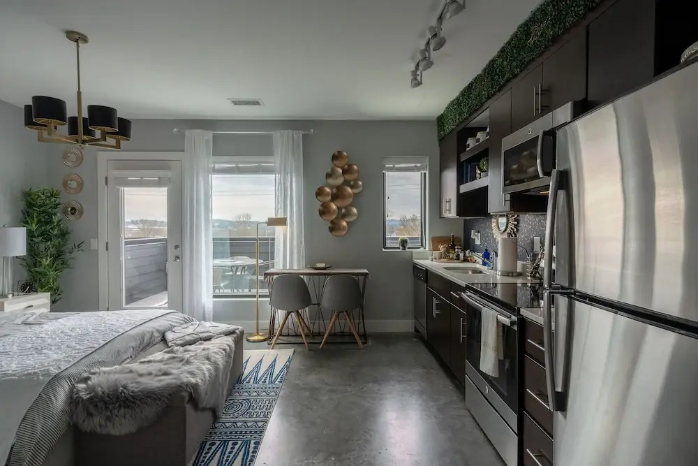 Romantic Studio Getaway with Rooftop Deck