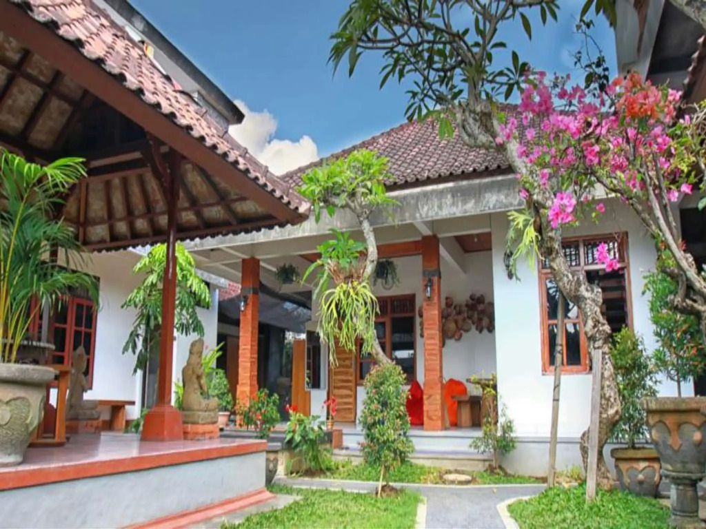 Halaman Depan Hostel