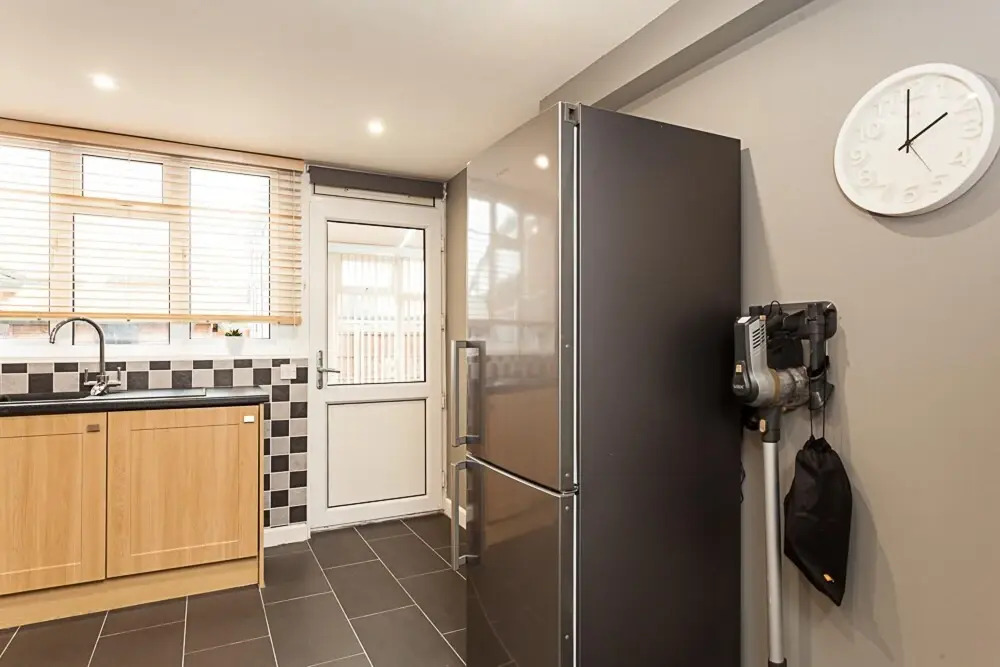 Gatwick Place- 4 bed 2 Bath Self Contained House Ideal for Keyworkers