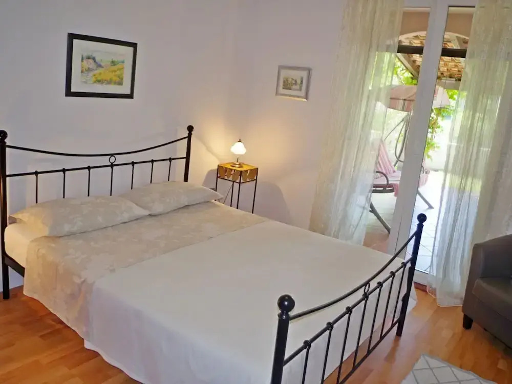 Comfortable apartment with covered  terrace and fenced garden