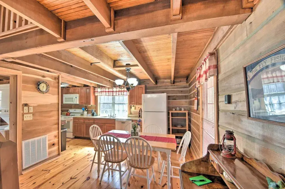 The Lake Place Cabin w/ Golf Cart & Free Kayaks!