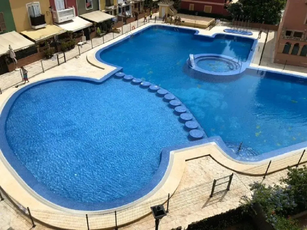 Valencia, Ideally Located 3Bed-2Bath Apart.Few Mints Walk From Beach,Pool,Shop.