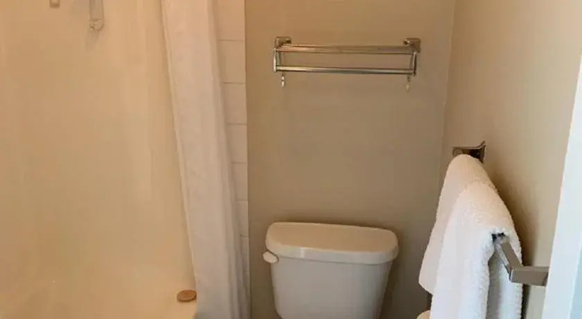 Red Deer Inn & Suites