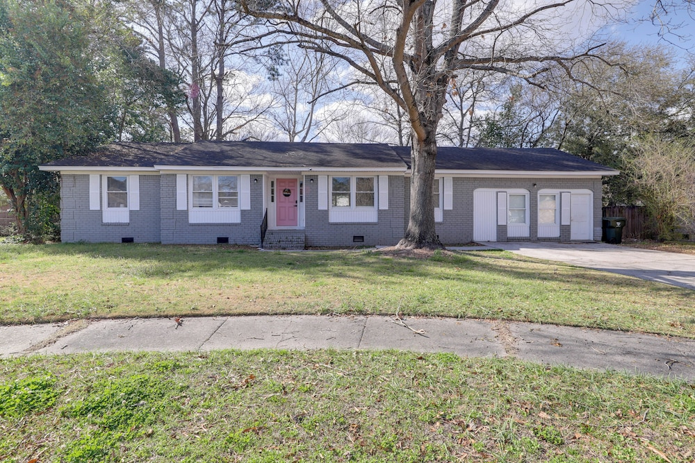 Suburban Family Home 18 Mi to Dtwn Charleston!