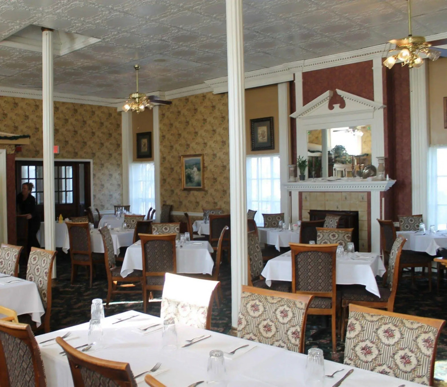 Decker Hotel & Bar