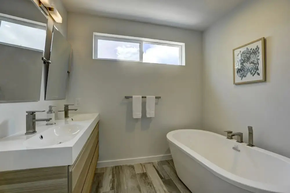 Built in 2017 Luxurious 4 BR home in DT