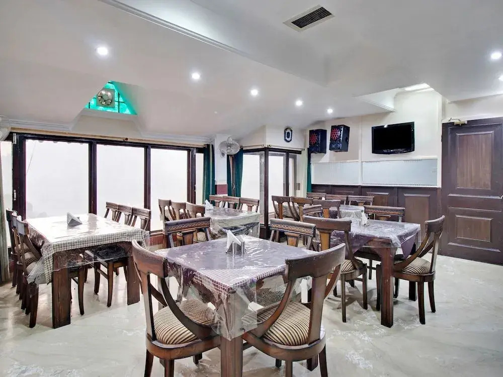 Oyo 26837 Hotel White House