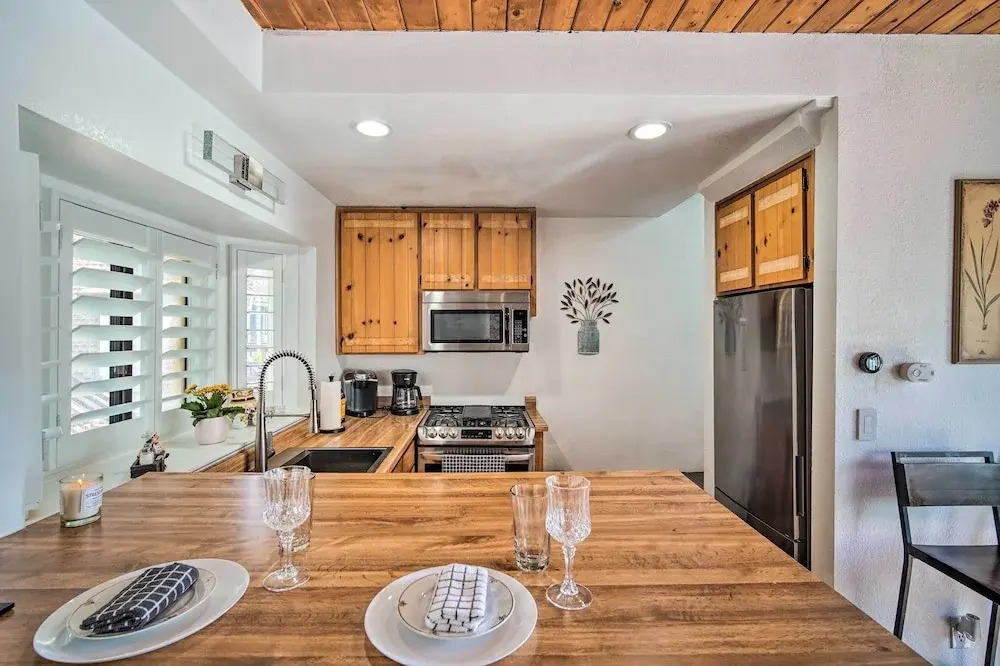 Crestline Cabin w/ Deck: 1 Mi to Lake Gregory