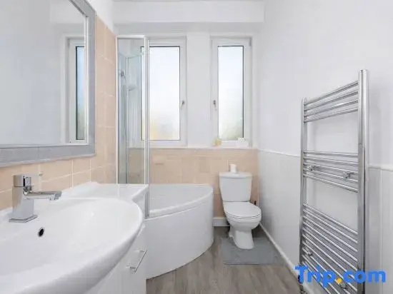 Leith Walk 2BR Apartment | Pool Table | City Tram