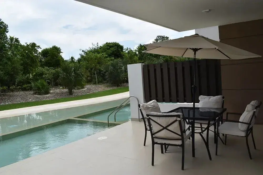 Estudio con alberca by Project 4 life
