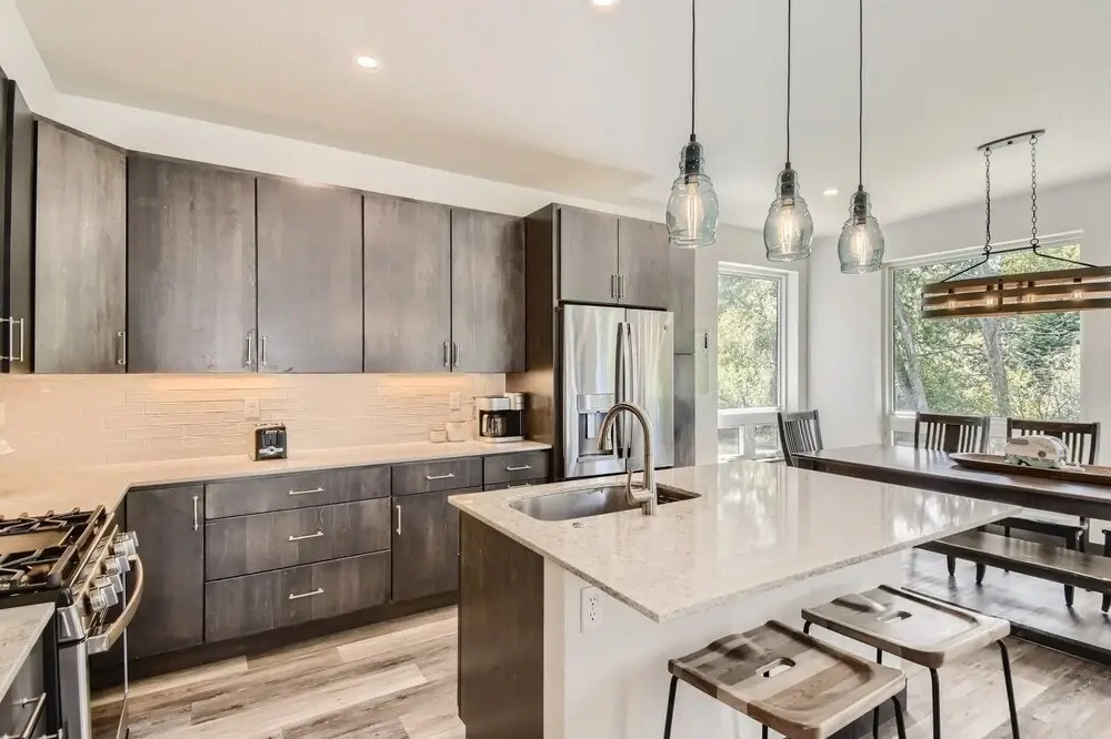 High-end Finishes, Private Hot Tub, Platinum Playcation, New Listing! 4 Bedroom Home by Redawning