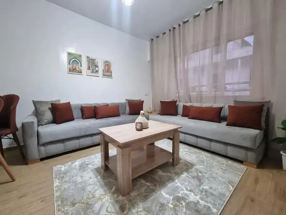 Spacious 2 BR near mausolée med V, 1min walk tram.