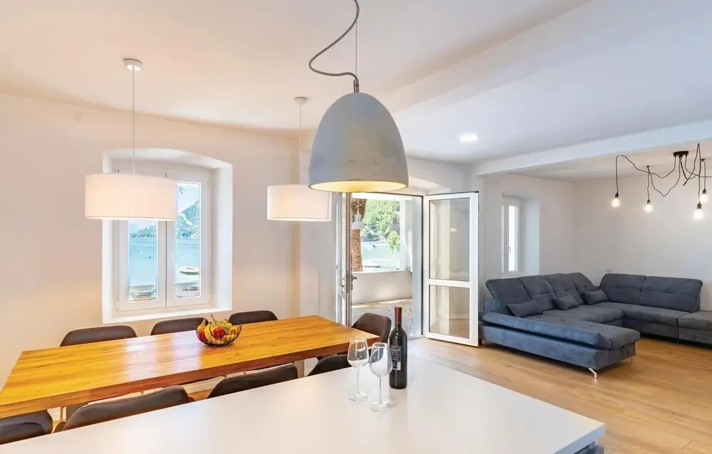 Nice Home in Zuljana With Wifi and 5 Bedrooms