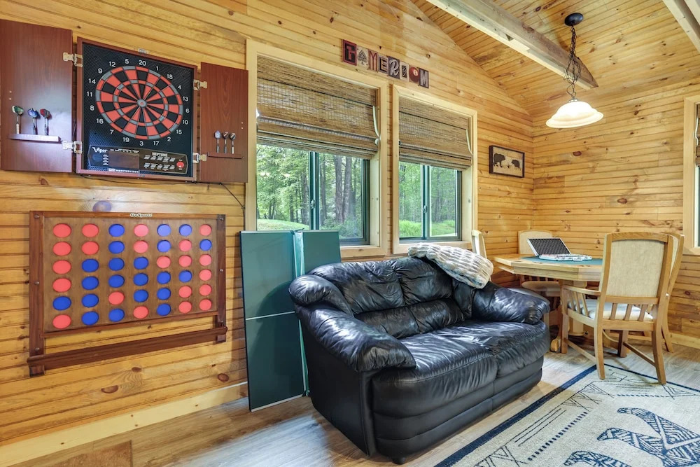 Cozy Bear Den Cabin Game Room & Golf Cart