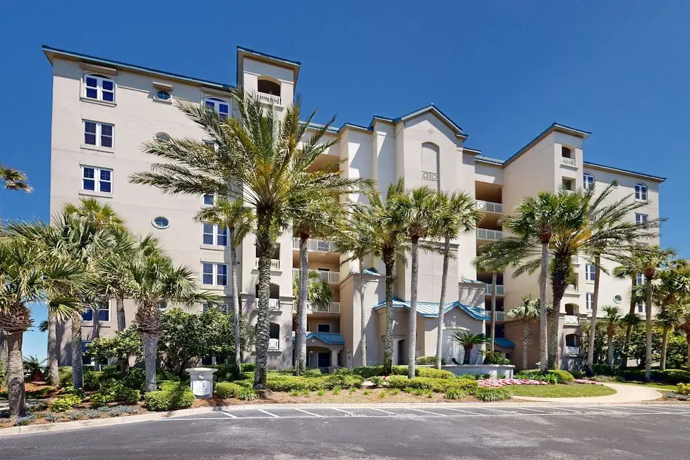 Oceanfront Condo With Great Ocean View, Balcony, Fast Wifi & 2 Shared Pools
