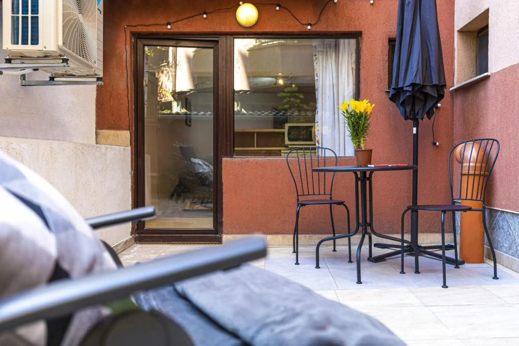 Peaceful Riverside Studio with Garage & private Patio Garden Center