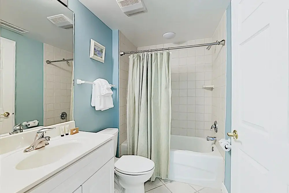 New Listing! Ocean-view W/ Rooftop Pool 3 Bedroom Condo
