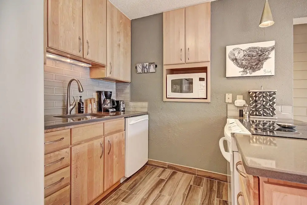 Beautiful Mountain Condo A Minute to Lift - AN210 by RedAwning