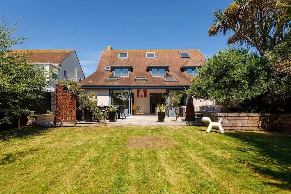 Gorgeous home for 12 - Walk to Beach - Sea View