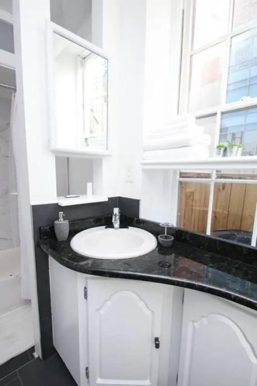 Fantastic Comfort! Downtown + Old City! Sleeps 5!