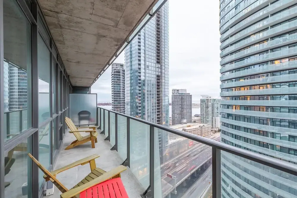 Sky View Suites - Maple Leaf Square