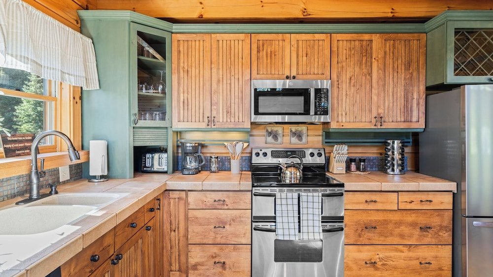 Forest Views, Hot Tub & Fireplace Minutes From Breckenridge Shangri-la Cabin by Avantstay