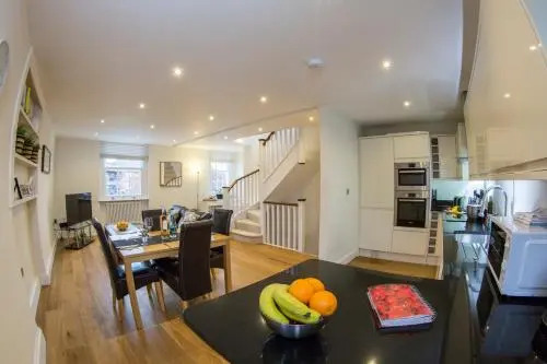 Finchley Central - Spacious Triplex