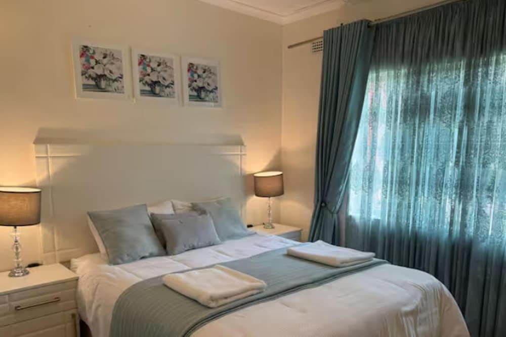 Cottage - Sleeps 4 - Pool - Near Airport
