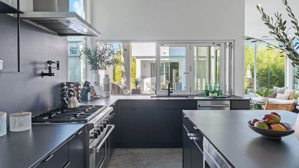 Luxe 11bdr w/ Putting Green, Game Room, Pool Bouldin Collective by Avantstay