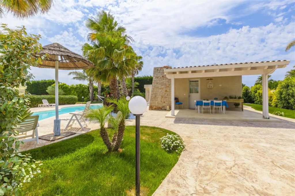 Charming house in a villa with pool and garden in Santa Caterina-Casina Greca