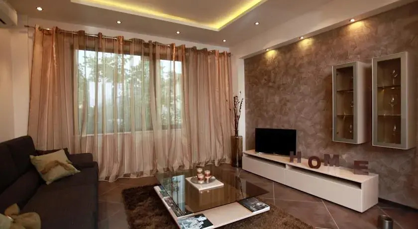 Brown Cottage Apartment