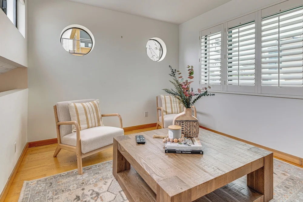 Walk to Venice Beach! Couples Apt w/ Rooftop Deck