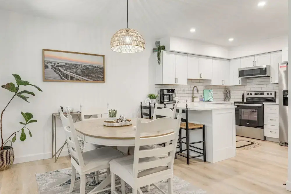 Fernandina Beach Home w/ Deck, Across From Shore!
