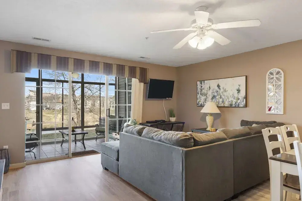 Pondview Cityscape - Best of Branson!