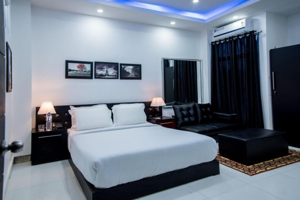 J. I. T HOTEL