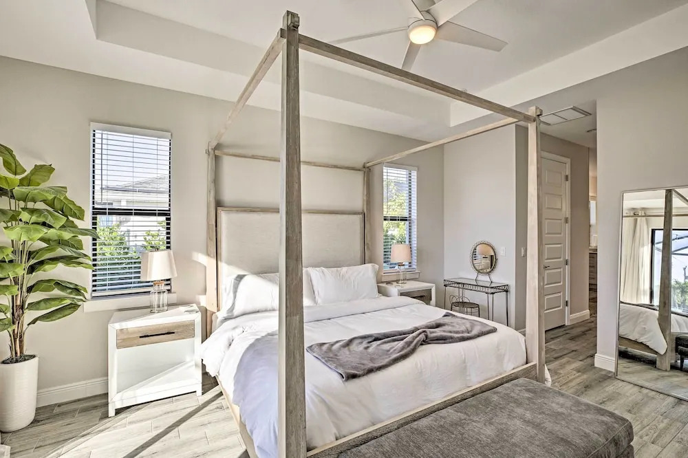 Sun-Seekers Getaway: Lavish Cape Coral Villa