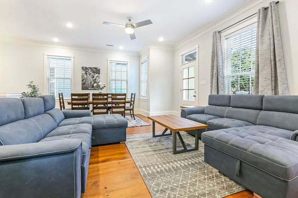 Spacious 5 BR Retreat with Pool - Near It All
