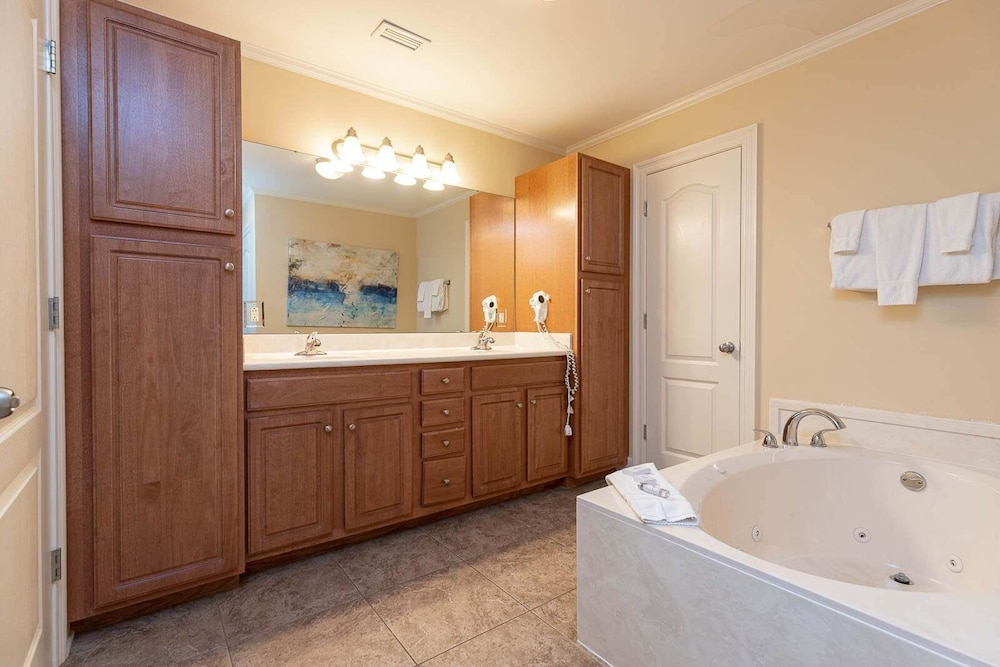 The Oasis 606 Formerly Phoenix West Ii 606 3 Bedroom Condo