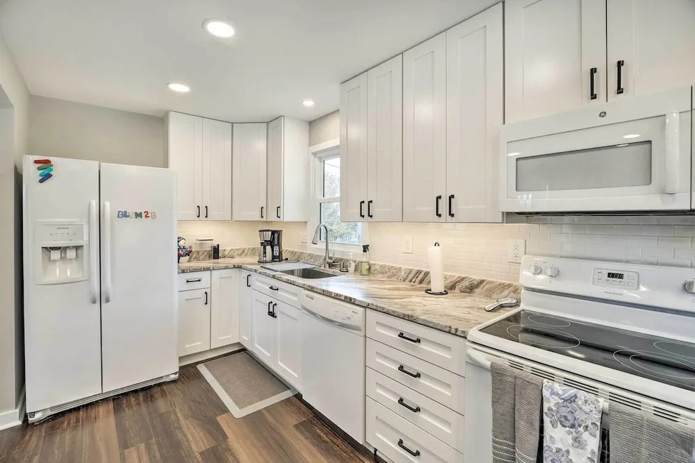 Deck & Mtn Views: 'fain Chalet' in Kingsport