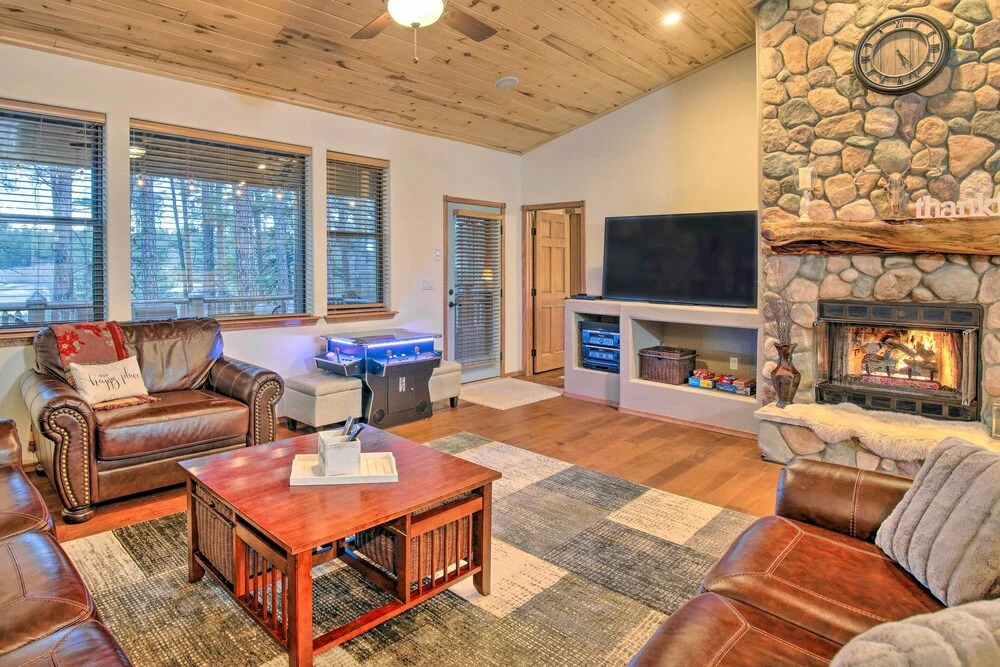 3 Mi to Golf Course: Show Low Escape w/ Fire Pit