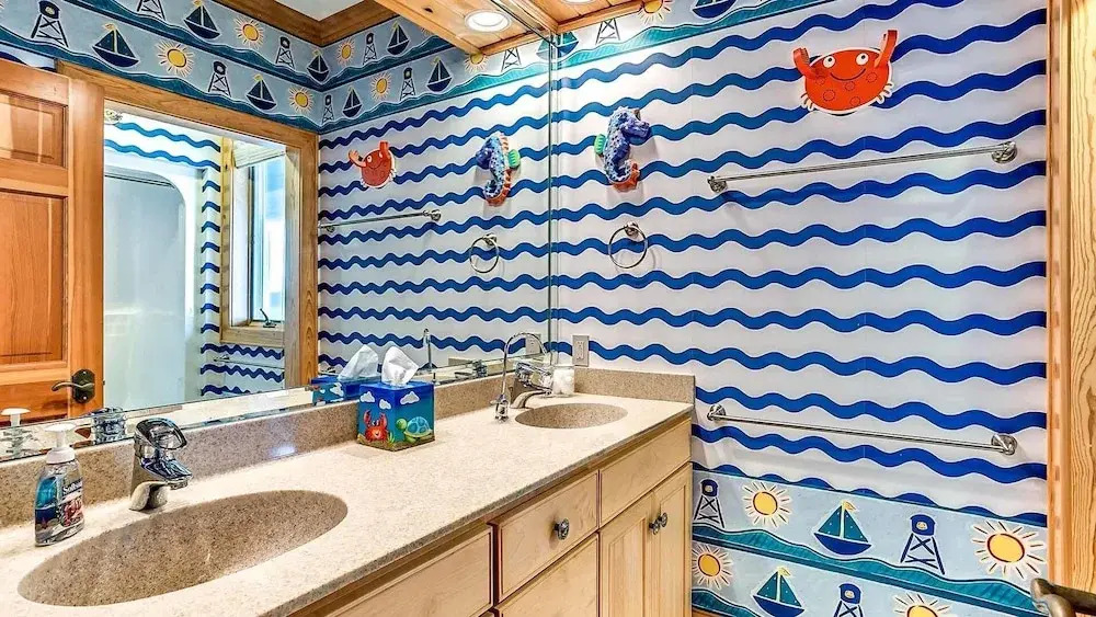 The Boat - 8 Br Home