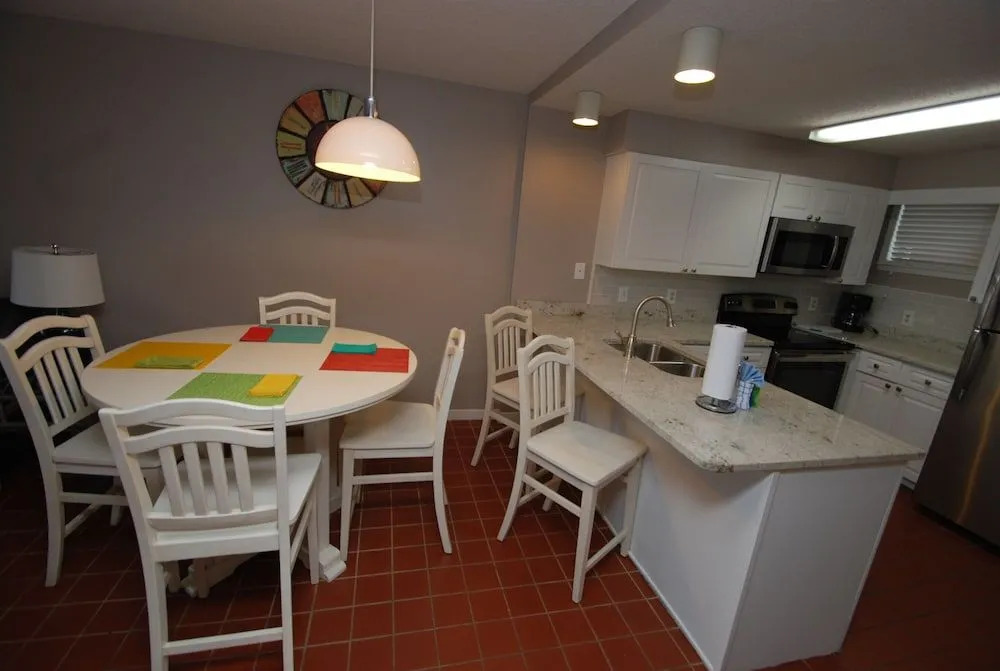 Buena Vista 104 by RedAwning