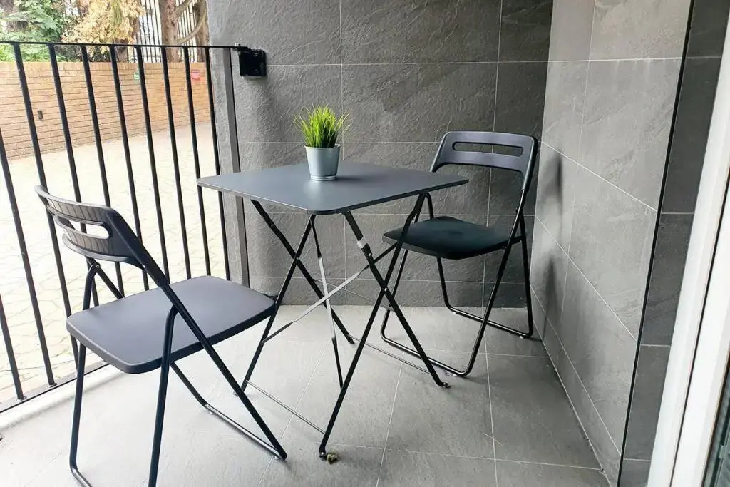 Modern 1 Bedroom Apartment, Close to the Beach with Parking