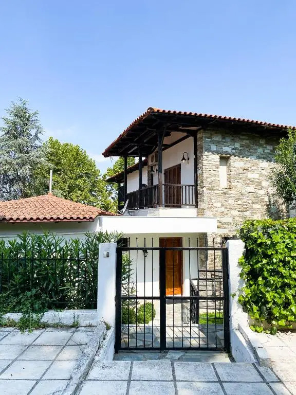 B home in Panorama