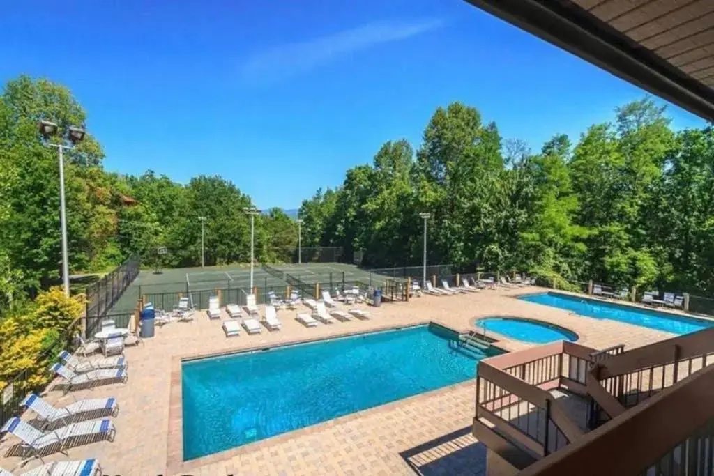 Million Dollar Views! 4 Bedroom, Sleeps 9, close to National Park and 5 mi to Gatlinburg!