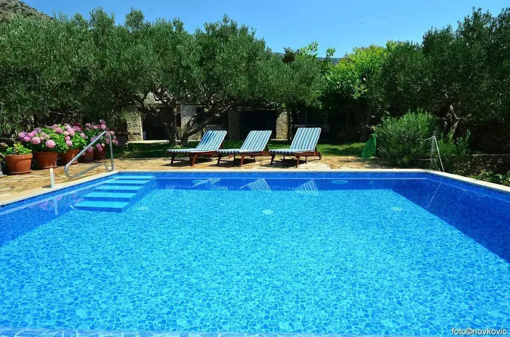 Vojo - Private Swimming Pool - H