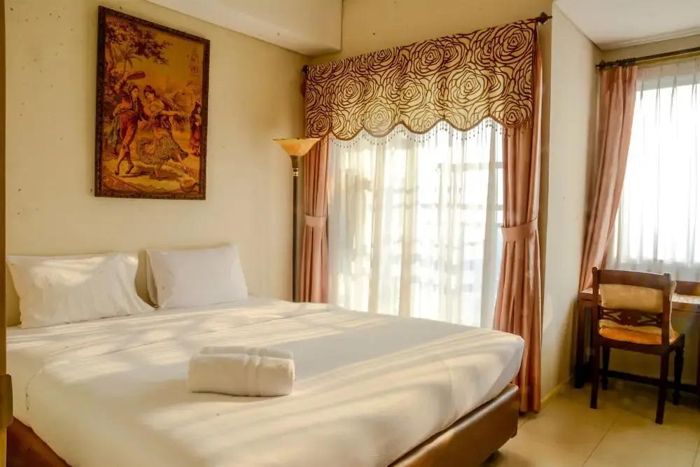 1 Vintage Bedroom at Cosmo Terrace Apartment by Travelio
